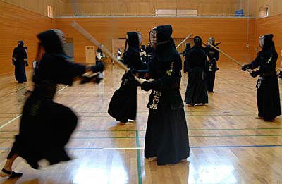 12日、三条高校小体育館で開かれた県立三条高校の剣道部OB会の稽古会