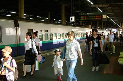 新幹線が到着するたびに帰省客であふれるJR燕三条駅の下りホーム