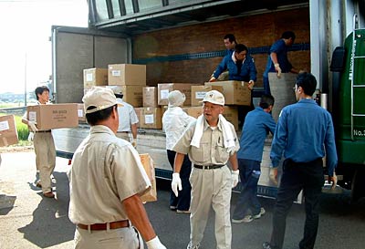 燕市と燕商工会議所が市内事業所に募集、被災地の仮設住宅へ届ける救援物資をトラックに積み込む