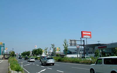 終日、青空が広がって猛暑となった12日、三条市上須頃地内の国道8号