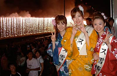 大ナイアガラを背にミス雪椿の3人