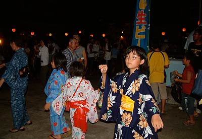 14日夜に開かれた三条市・三柳盆踊り大会