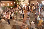 地域の人たちでにぎわう会場
