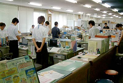 15日正午から三条市役所で行われた終戦記念日の黙とう