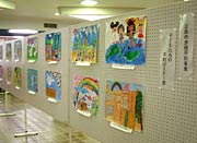三条庁舎で開かれている「平和ポスター展」