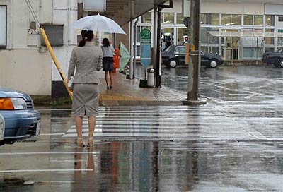 日傘に代わって雨傘が開いたJR東三条駅前