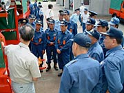 納入業者から積載車の説明を受ける団員