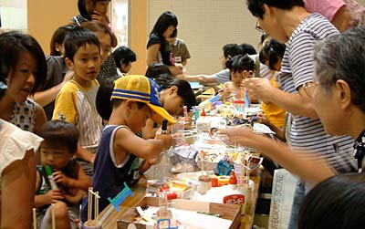 19日開かれた三条市ボランティア連絡協議会の「三条おもちゃフェスティバル」