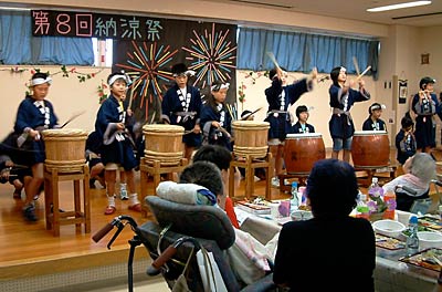 19日開かれた特別養護老人ホーム「うらだての里」の第8回うらだての里納涼祭