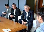 災害対応などについて国定市長に話す武田所長ら