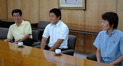 小林燕市長を表敬訪問した新潟明訓の捕手として活躍した川上選手(中央)と左が伯父の松一さん、右が母の寿子さん