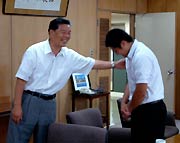 小林市長の大歓迎を受ける川上選手