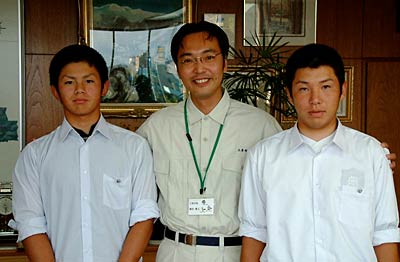 国定三条市長(中央)を表敬訪問した永井選手(左)と長橋選手(右)