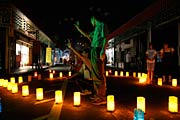 キャンドルアートで記念写真を撮る来場者