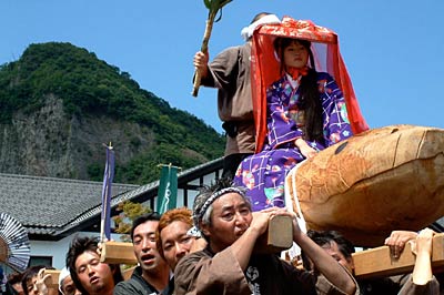八木ヶ鼻を背に進む雨生の大蛇の行列