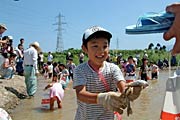 ニジマスのつかみ取りに熱中する子どもたち