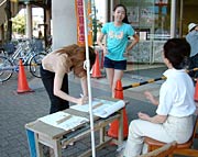 パルム玄関前で一般人として署名活動を行う女性