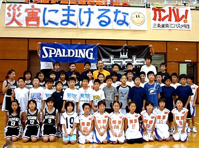 サプライズゲスト、アルビレックスの藤原選手を囲んで記念撮影する柏崎のチーム
