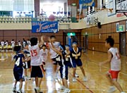 交流試合でミニバスに汗を流す三条市と柏崎市の子どもたち
