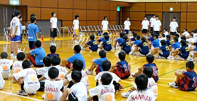 開会式で三条の子どもたちから柏崎の子どもたちへ応援メッセージ