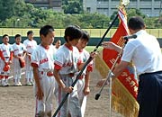 Aブロック優勝で優勝旗を受ける西小野球少年団隼クラブ
