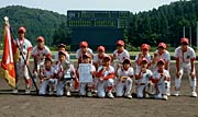 記念撮影する西小野球少年団隼クラブ