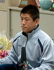 激励会後、インタビューを受ける萱森さん