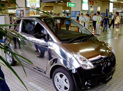 JR燕三条駅2階コンコースにお目見えした「磨き屋シンジケート」が鏡面研磨した軽自動車「スバルR1」