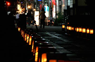 8月最終日に本寺小路を通行止めにして行われたイベント「本寺小路あかり物語第三章」