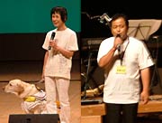 盲導犬を隣りに話す女性(左)とあいさつする主催団体代表の二村さん