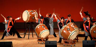 幕開きの越後一宮姫太鼓の演奏
