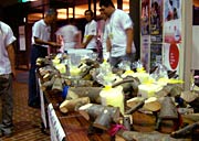 会場入り口では寄付をした人に二村建築が作った「弥彦犬」をプレゼント