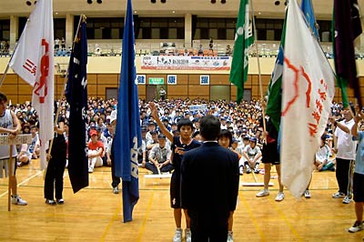 1日行われた三条市のスポーツ都市宣言式典と第3回市民総合体育祭総合開会式、過開式の宣誓を行う渡辺君と三上さん