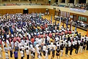 1,300人が体育館アリーナに整列