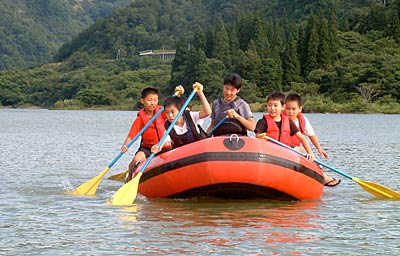 2日、大谷ダムひめさゆり湖で行われた三条市の栄公民館、下田公民館合同のカヌー体験教室