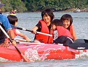 女の子たちも水しぶきを上げて