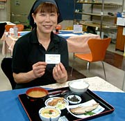 大勢の来店に期待するスタッフ