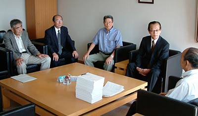9,391人分の署名簿を三条市に提出したパルム再生協議会、左から、鈴木さん、渡辺さん、岩澤さん、箕輪さん、そして佐藤副市長