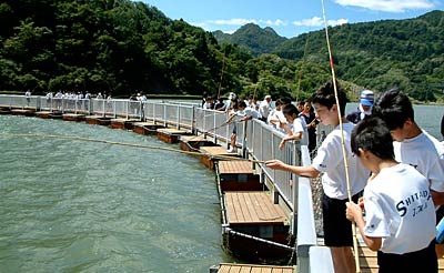 6日、ひめさゆり湖の害魚を釣りで駆除する下田中一年生