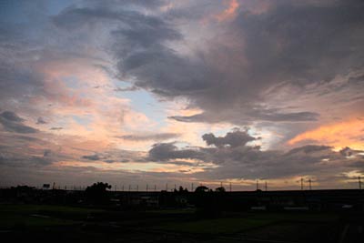 5日に三条市上須頃地内から見た夕焼けは、さまざまな雲が混在してマーブリングのようだった
