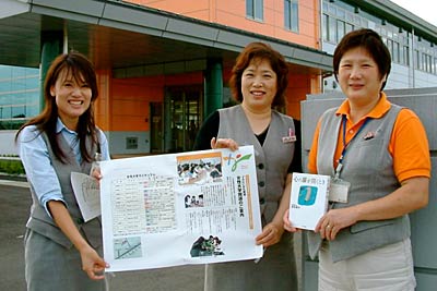 10月スタートの女性大学のちらしを手にPRするJAにいがた南蒲職員