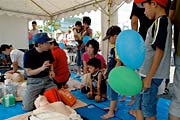 親子で真剣に応急手当指導を受ける(写真提供:三条市消防本部)
