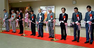 テープカットを行って開場