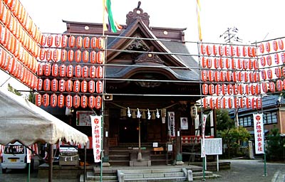 15、16日と秋季例大祭が行われる燕・戸隠神社の拝殿前に並ぶ奉納提灯献灯祭のちょうちん