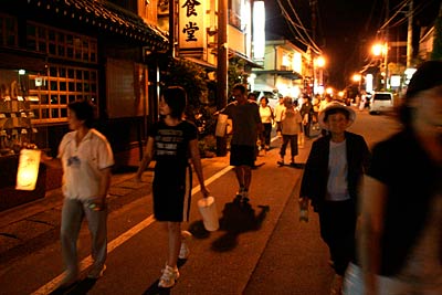 15日行われた弥彦ナイトウオークで温泉街を歩く参加者