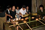 弥彦神社の清めの水で清め方の練習