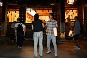 ナイトウオークにあわせて明かりをつけた弥彦神社拝殿