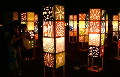 夜の加茂文化会館市民広場を彩った「あかり」