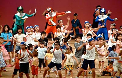 17日開かれた「小京都を楽しむ会 AKARIBA2007」のカモレンジャーショー