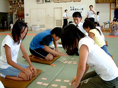 15日、三条市で開かれた第1回五色百人一首三条大会